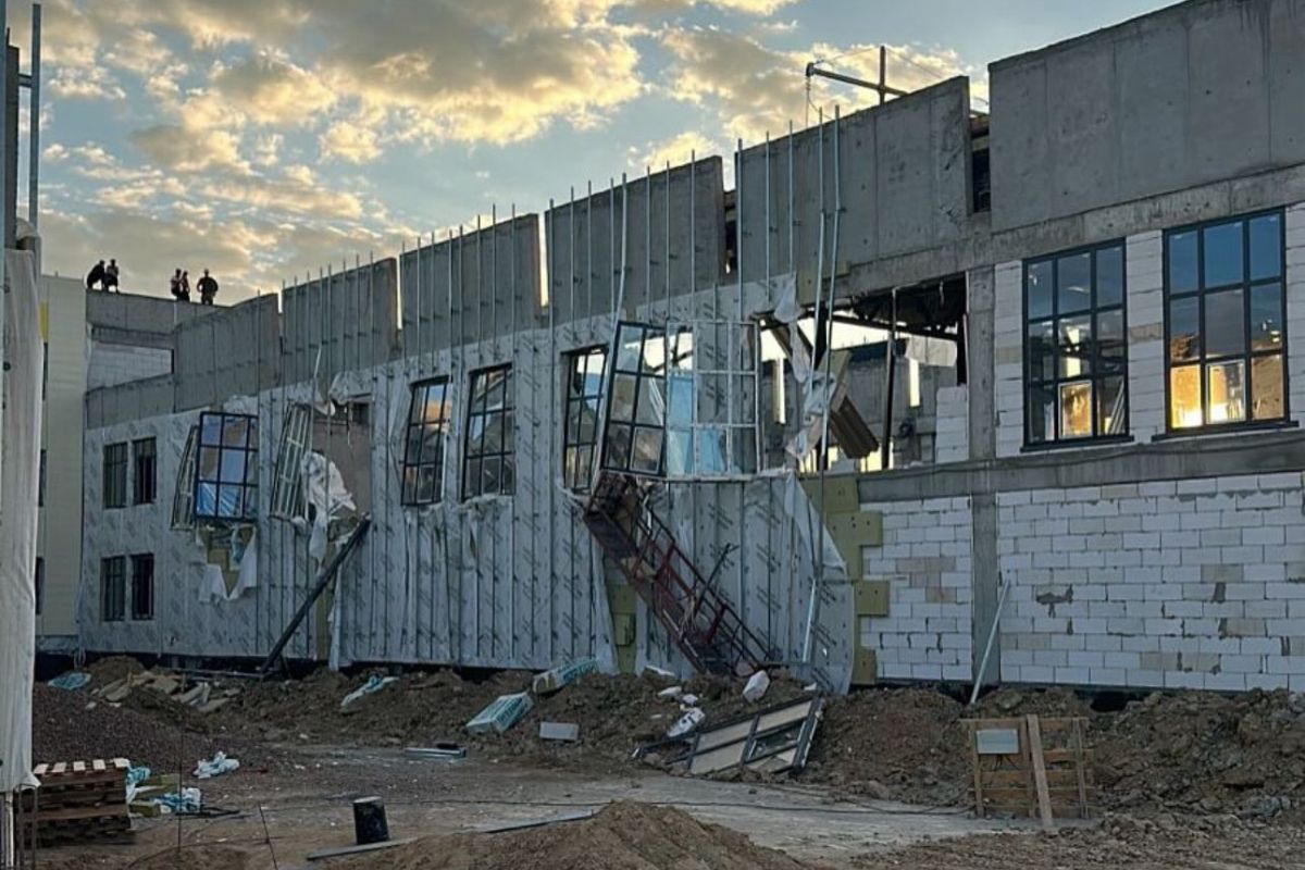 Крыша строящейся комфортной школы обрушилась в Атырауской области